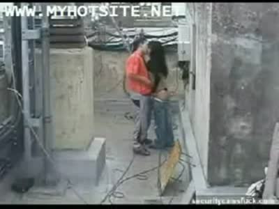 זוג צעירים נתפס במצלמה על גג של בניין