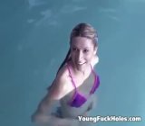 צעירה מתוקה מזדיינת חזק בבריכה