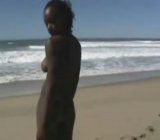 צעירה שחורה מראה יופי של גוף על חוף הים!