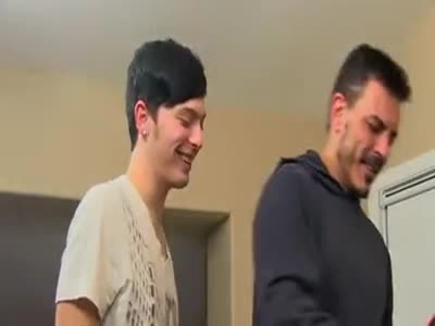 מבוגר וצעיר בסקס אנאלי חזק